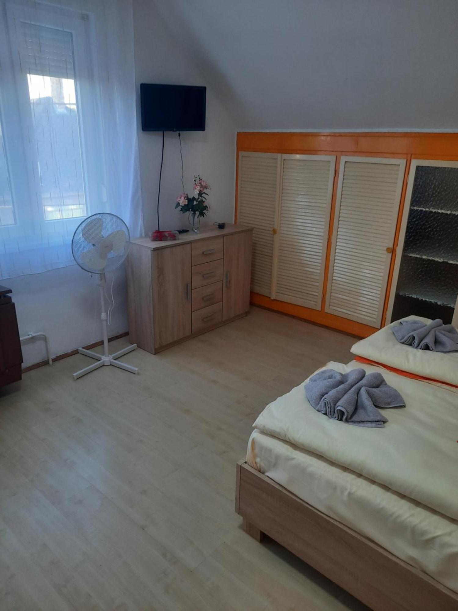 Апартаменты Galeria Vendeghaz Хайдусобосло Экстерьер фото