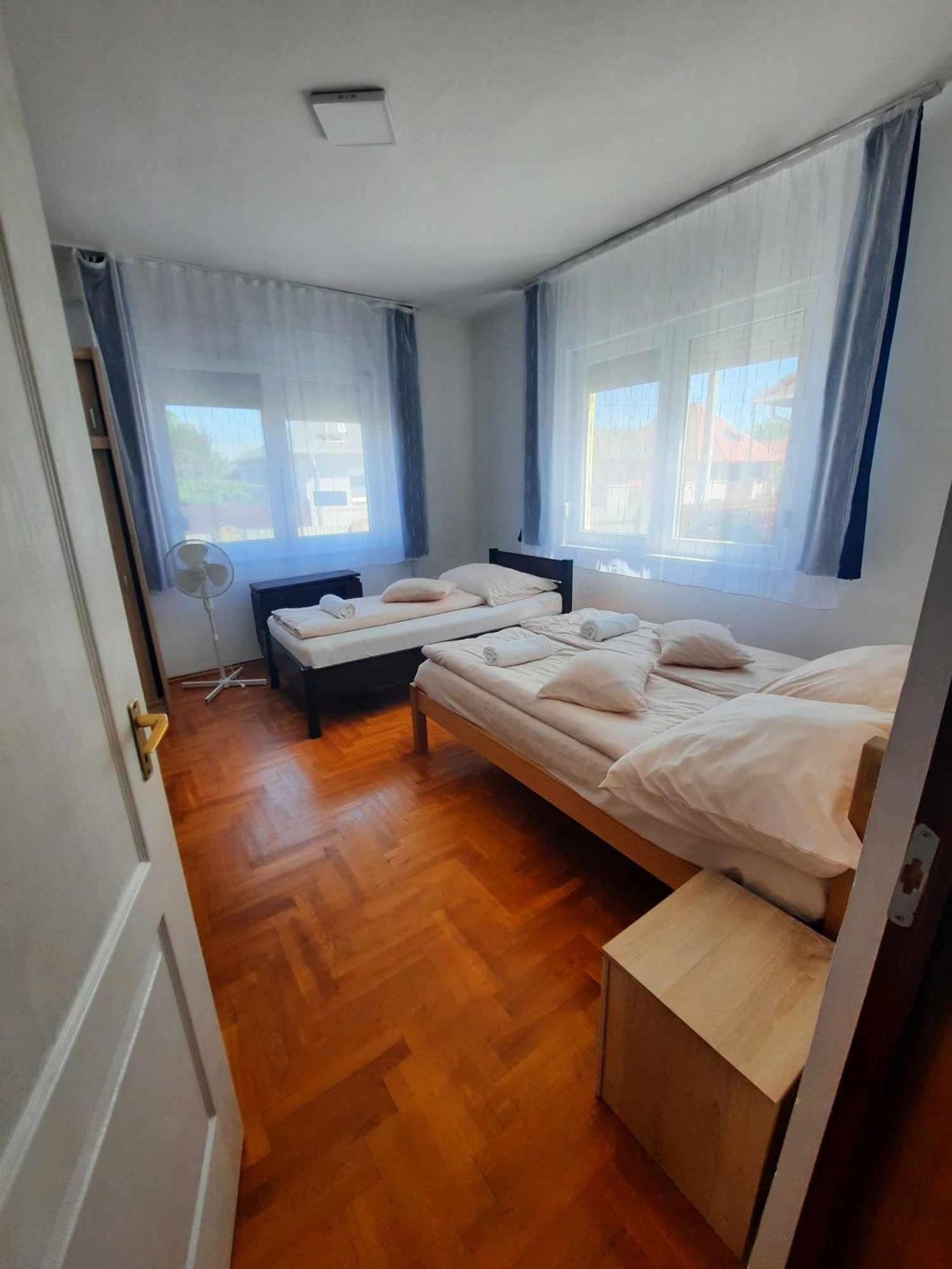 Апартаменты Galeria Vendeghaz Хайдусобосло Экстерьер фото
