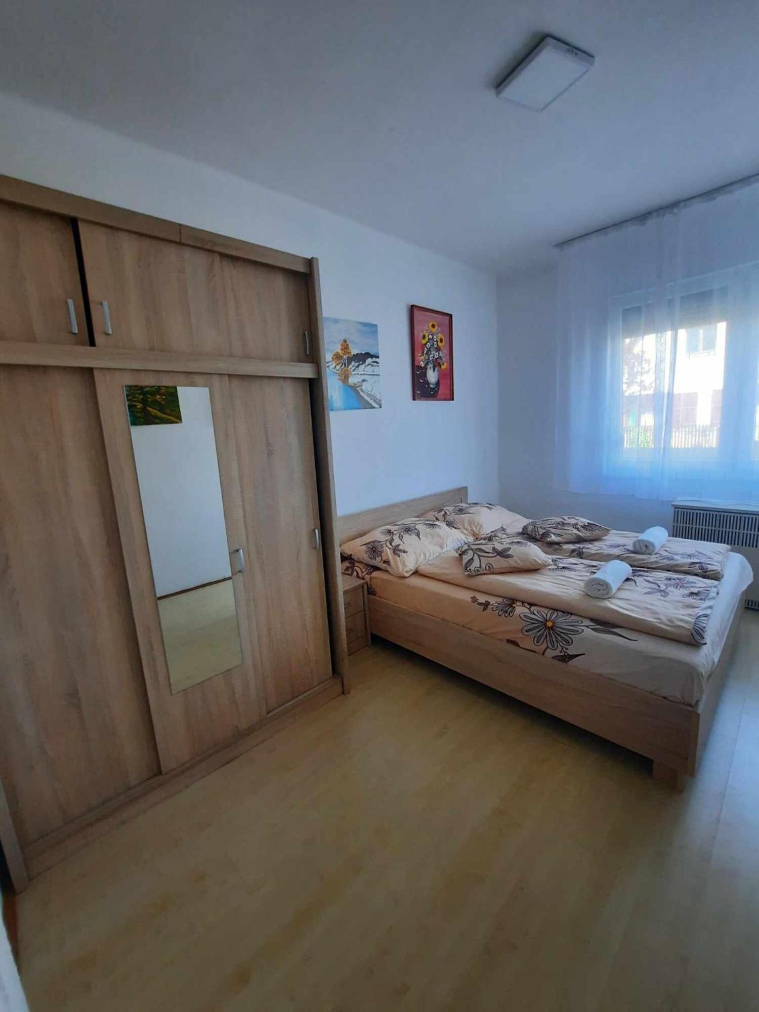 Апартаменты Galeria Vendeghaz Хайдусобосло Экстерьер фото